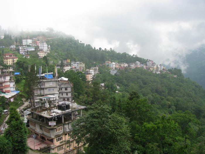 Vue sur la petite ville de Pelling