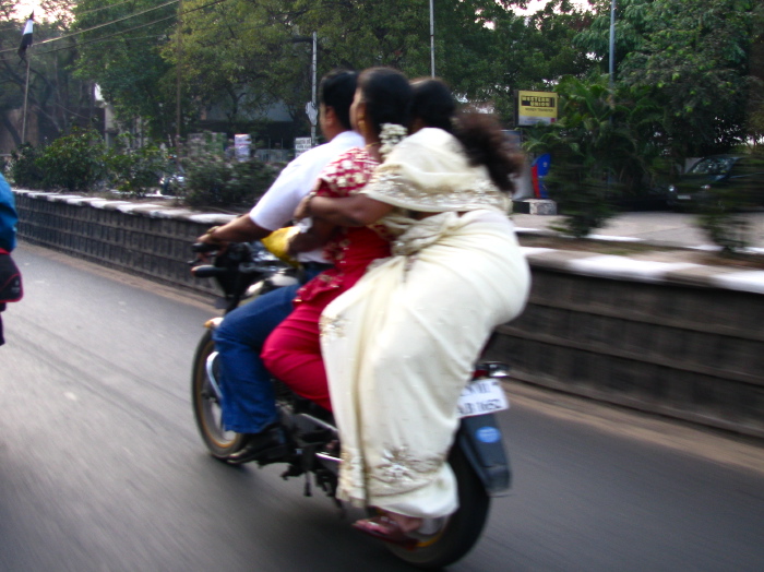 A trois en moto