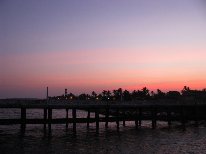 Coucher du soleil sur le bord de la mer