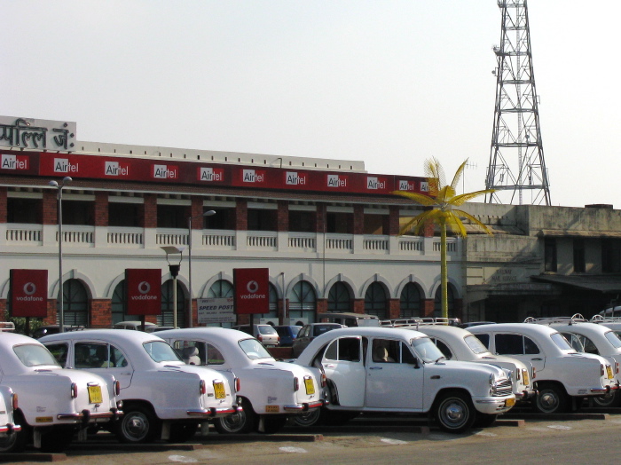 Rangée de voitures Ambassador devant la gare de Trichy