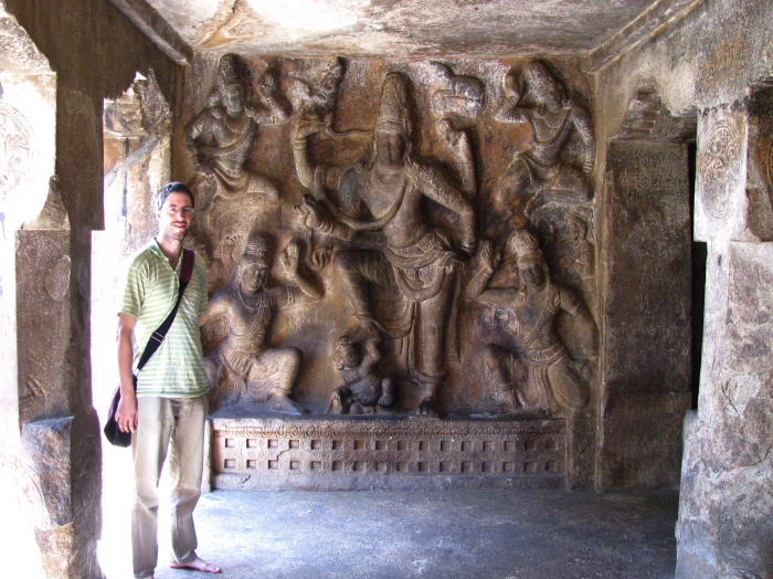 Gaël devant un bas-relief