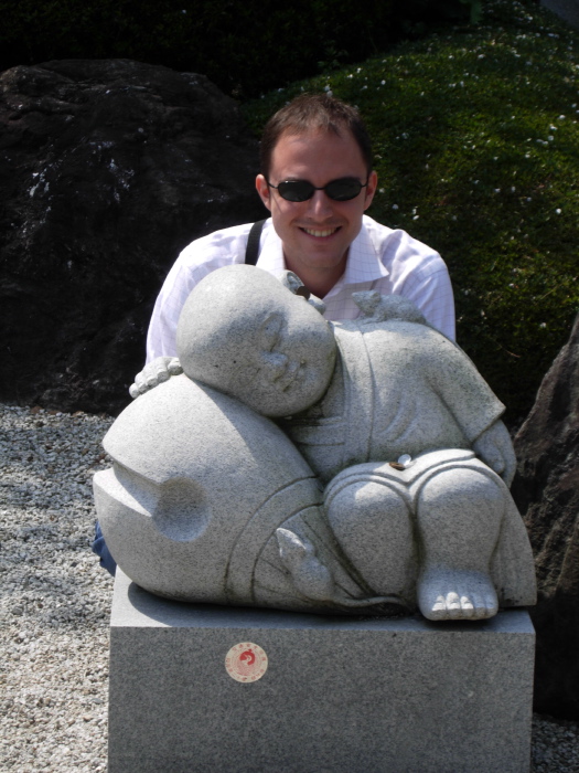 Thimo devant la statue d'un petit Bouddha