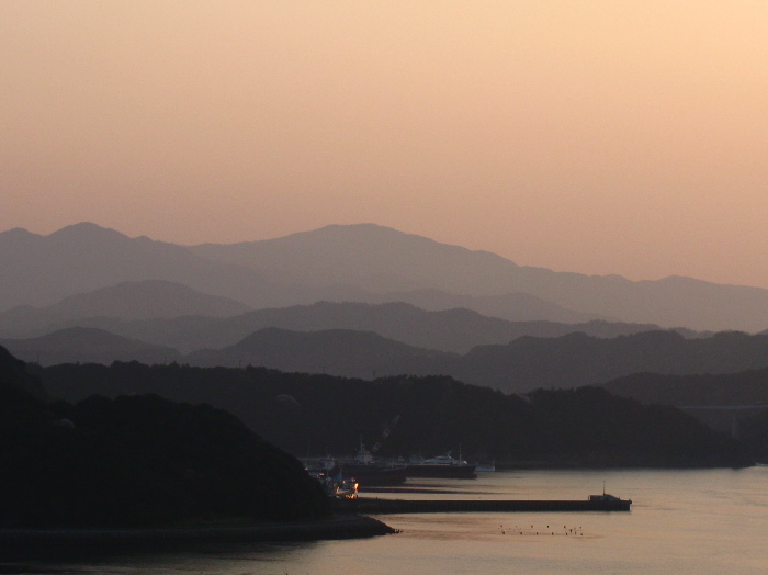 Vue sur les collines de Shikoku à la tombée du soir