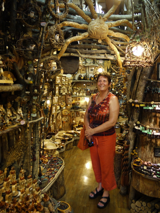 Michèle dans une boutique de souvenirs