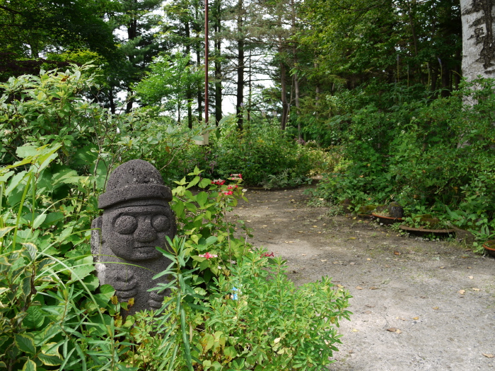 Une statue au bord d'un chemin