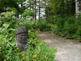 Une statue au bord d'un chemin