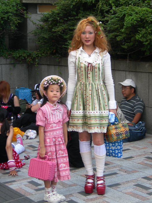 Jeunes adeptes du Cos-play à Harajuku