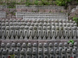 Statuettes dans le jardin du temple