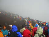 Escalade du Fujisan de nuit, dans le brouillard et sous la pluie