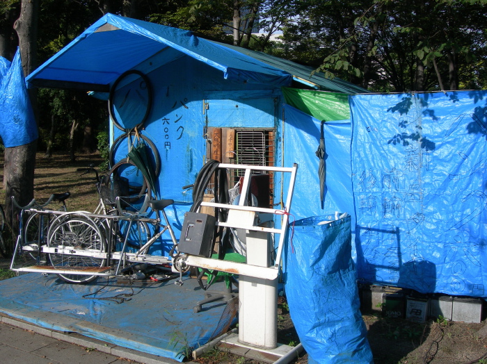 Cabane d'un sans abri dans un parc public