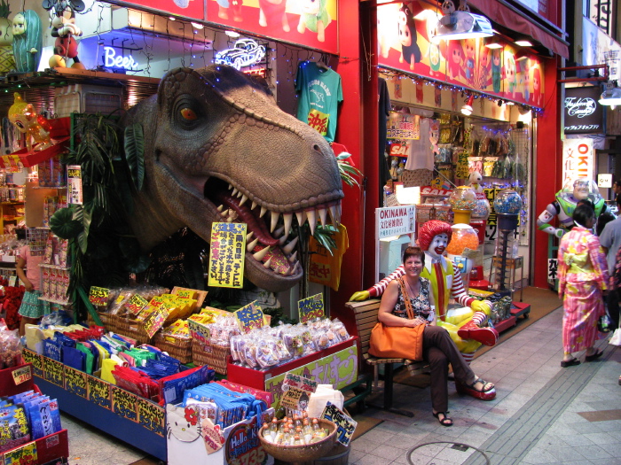 Michèle devant un des nombreux magasins d'objets insolites de Naha