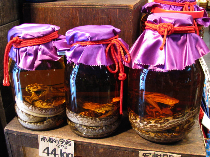 Bouteilles de habu-saké