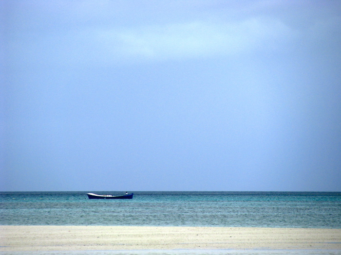 Petit bateau près de la plage