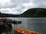 Canoës au bord de la rivière