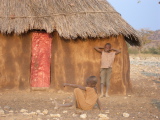 Des enfants devant une petite maison