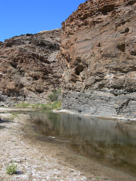 Un point d'eau dans le lit de la rivière