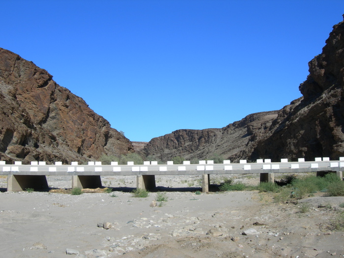 Pont sur la rivière Kuiseb asséchée