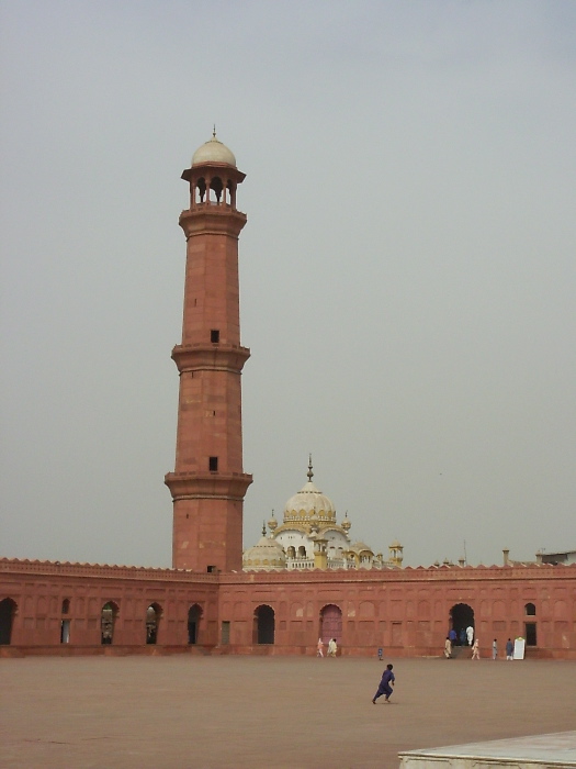 Un des quatre minarets devant un temple sikh