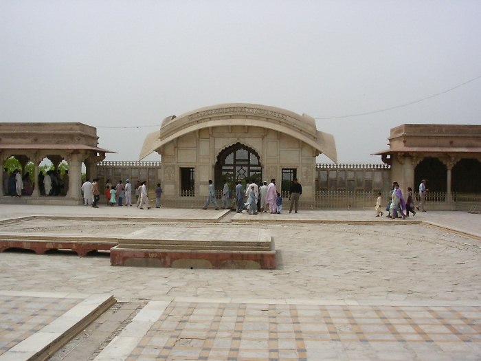 Un pavillon dans une cour du fort