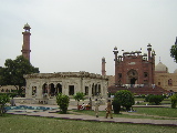 Pavillon devant le portail d'entrée de la mosquée Badshahi