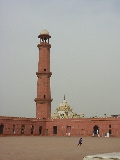 Un des quatre minarets devant un temple sikh