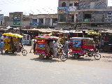 Des moto-rickshaws