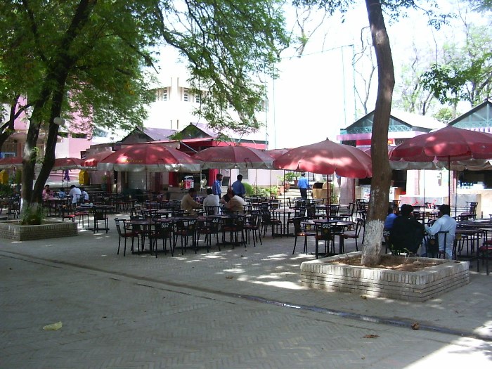 Une terrasse de café à l'Occidentale