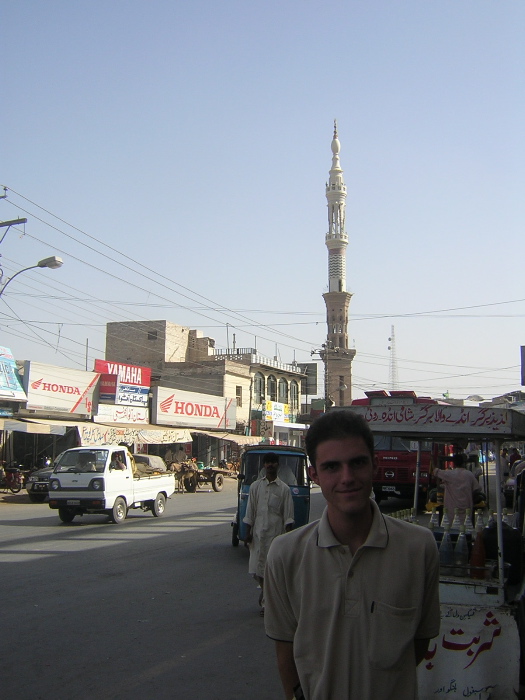 Thimo dans une rue de Multan